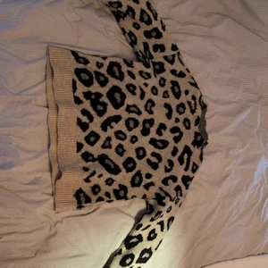 Stickad tröja  - En superfin stickad tröja i leomönster från vero moda, som tyvärr inte kommer till användning 🤎