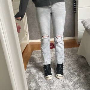 Ripped Jeans - Svinsnygga ripped-jeans från Mango ☀️ Jag är 1.71 och de sitter snyggt över foten på mig som ni ser på bilderna! De är en w24/w25 skulle jag säga!
