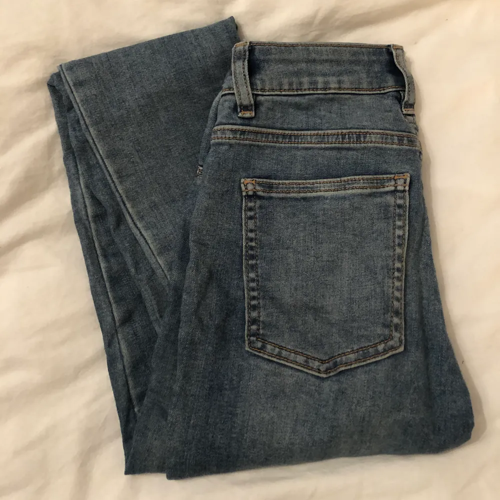 Jättesköna skinny-jeans från Cubus i perfekt blå färg och med hög midja. Använda 2-3 gånger så mycket fint skick. Säljer för 100kr + frakt! Kontakta mig för mer info💕. Jeans & Byxor.