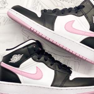 Air Jordan 1 mid ”Arctic Pink”                Sprillans nya och aldrig ens testade!      **Slutsålda överallt, har endast fåtal par av dessa! Alla i storlek 38.**                             Först till kvarn gäller.                                 Kan mötas i Stockholm eller fraktar spårbart, försäkrat och dubbelboxat.                                       för 66kr!                                                     Besök min Instagram sida för att se kunder som handlat av mig! Länk finns nedan.                      https://www.instagram.com/1212cop/      