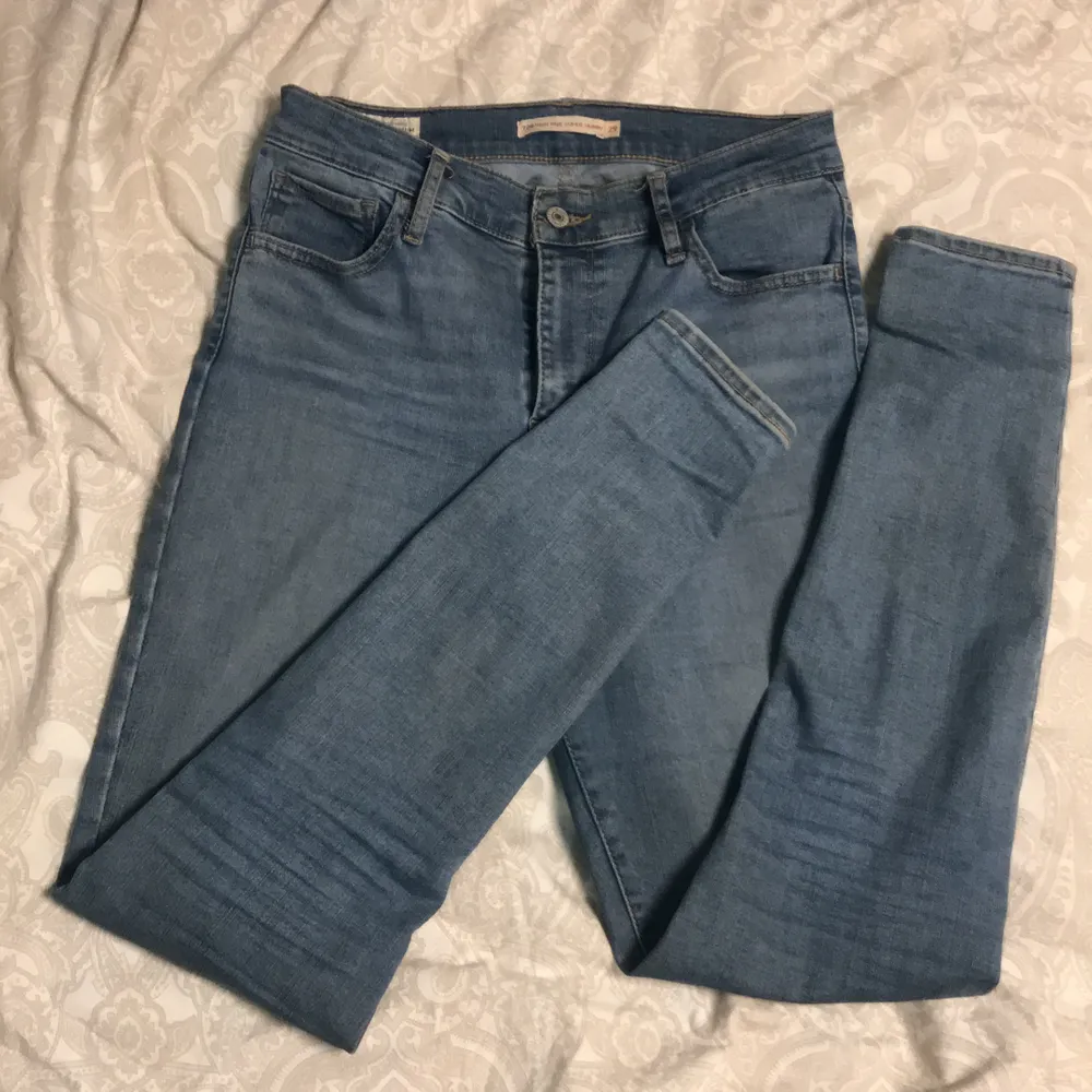 Blå jeans i thight modell. . Jeans & Byxor.