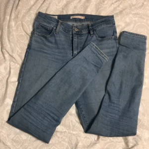 Levi’s jeans  - Blå jeans i thight modell. 