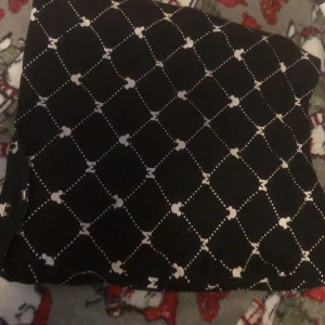 Kjol  - Säljer denna kjolen har inte använt den på länge så tänke sälja. Det är inte storlek s/small men liten i storleken. Skriv för intresse💗💗