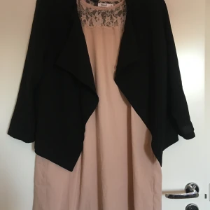 Klänning inklusive tunnare kavaj.  - Klänning inkl tunnare kavaj. Passande S båda. Båda för 40kr