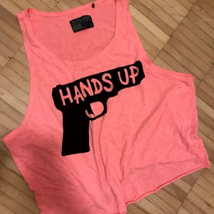 Topp - Rosa topp med kaxigt tryck, köpt på Carlings. Strl L, är själv en S, men gillar att den är lös i passformen, skön & snygg till bikinin på sommaren👙👌🏼