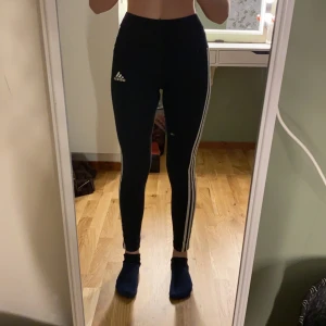 Adidas träningsbyxor storlek 164 - Tunna svarta adidas träningsbyxor. Som andas väldigt lätt. Kan vara lite genomskinliga. Använd fåtal gånger och i bra skick. 