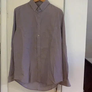Samsøe samsøe skjorta  - Grå-lila skjorta i storlek M. Slim fit. Använt fåtal gånger.