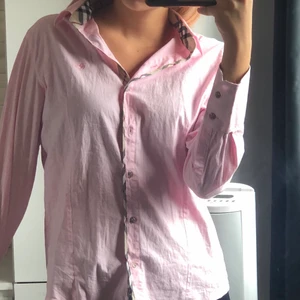 Skjorta  - En superfin rosa skjorta ifrån burberry, aldrig använd så i väldigt bra skick, hör av er vid intresse! Kramis ✨💕 