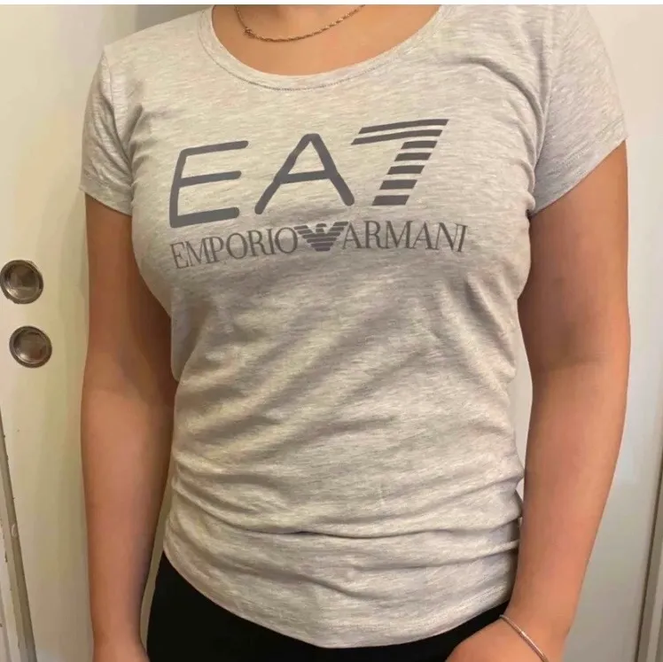 Hej säljer en Armani EA7 t shirt nyskick . T-shirts.