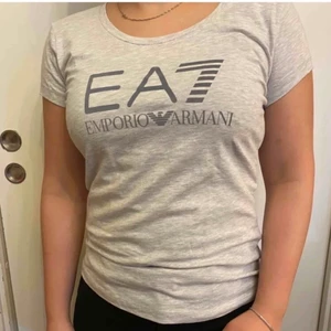 EA7 Armani t shirt  - Hej säljer en Armani EA7 t shirt nyskick 