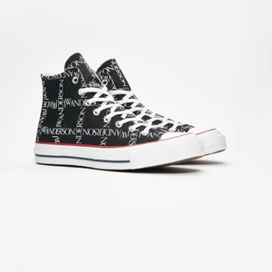 converse x jw anderson - Jätte snygga converse x jw anderson. Måste sälja då jag tyvär köpta i fel storlek, kan skicka fler bilder i chatten. Rätt bra sick.