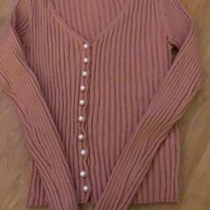 Tröja från NAKD - Storlek: S. Använd 1 gång, mitt pris är 100kr+ frakt men pris kan diskuteras vid snabb affär 