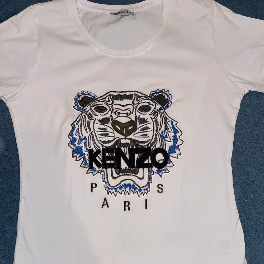 Säljer min kenzo T-shirt äkta som jag köpte för ungefär 3 år sedan, använt den upp till 2 gånger. T-shirts.
