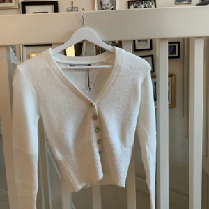 Kofta  - Säljer denna croppade kofta från zara, helt ny prislappen kvar. Nypris 350kr! Skriv för fler bilder. Det är väldigt många intresserade så buda i kommentarerna ❤️❤️ budgivningen slutar söndag kväll❤️