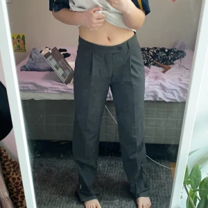 Low waist kostymbyxor!! - Jättefina lågmidjade kostymbyxor, superfina och trendiga wide leg. Köpta second hand och aldrig använda sen dess, jag är ca 165 cm och brukar ha 36/38 i byxor. Dessa är 79/85 från bastini, skulle gissa på S herr. Bud på 100kr + frakt = 172kr totalt!