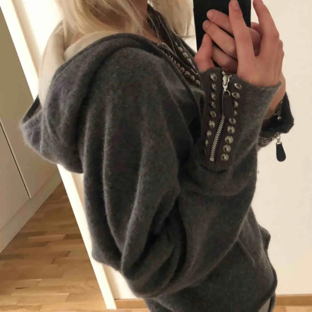 Såå mysig grå stickad hoodie från Hunkydory, väldigt bra kvalité och absolut inte stickig eller liknande. Knappt använd därav väldigt bra skick!  Kan mötas upp i Stockholm, står inte för frakt.💗. Hoodies.