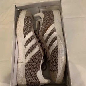 Adidas skor 100kr - Ett par adidas skor 100kr! Använt en gång 