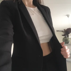 Svart kavaj - Superfin svart kavaj i nyskick. Säljer då jag tycker att den blivit lite för liten för mig🥰 