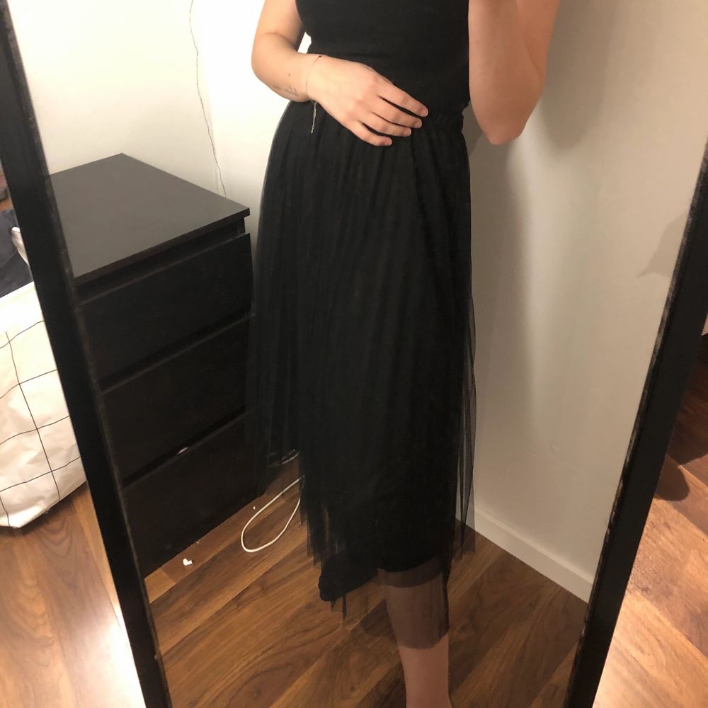 Jättefin kjol som har ett lite längre lager med mesh! Endast använd en gång! Står tyvärr inte något märke i kjolen så vet inte vart den är från. Frakt tillkommer på 48 kr🤍. Kjolar.