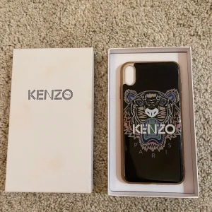 iPhone skal - Säljer detta fina kenzo skal för en iPhone X/XS max. Frakten ingår i priset💖💖