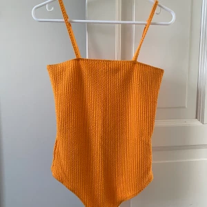 Body från BIKBOK  - Oanvänd body 🧡 