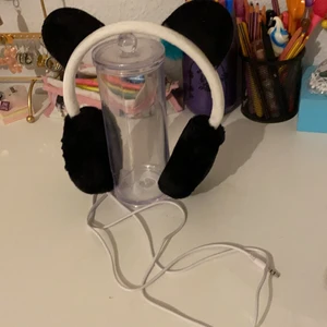 Pandahörlurar - Ett par söta pandahörlurar som har en ”plugg” sladd. Aldrig använt dem, bara testat ljudet- som är bra. 