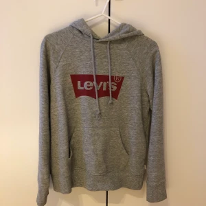 Grå Levis tröja - En grå hoodie från Levis. Superskön och fin men tyvärr för liten.💕