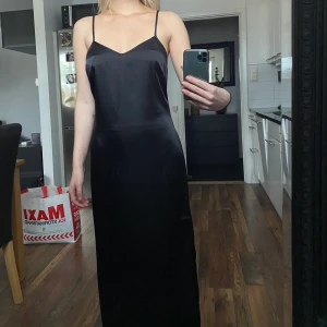 Långklänning strl 36 - Så fin långklänning i glasigt material från nakd! Slits på båda sidorna längst ner och sjukt fin i ryggen. Använd någon enstaka gång, frakt ingår ej💚