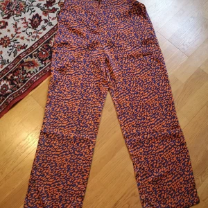 Flowy byxor stl 40 🌞 i coolt mönster  - Flowy brallor i snyggt mönster!!! Nyskick. Har fickor. Stl 40. Elastiska bak i  midjan. Midja 40cm tvärsöver, outsträckt. Längd 105cm. Inneben 74cm. 