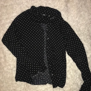 Blus - En så söt blus i storlek xs men passar lika bra som en s! Använd en gång och är i nyskick! 100kr exklusive frakt! 🥰