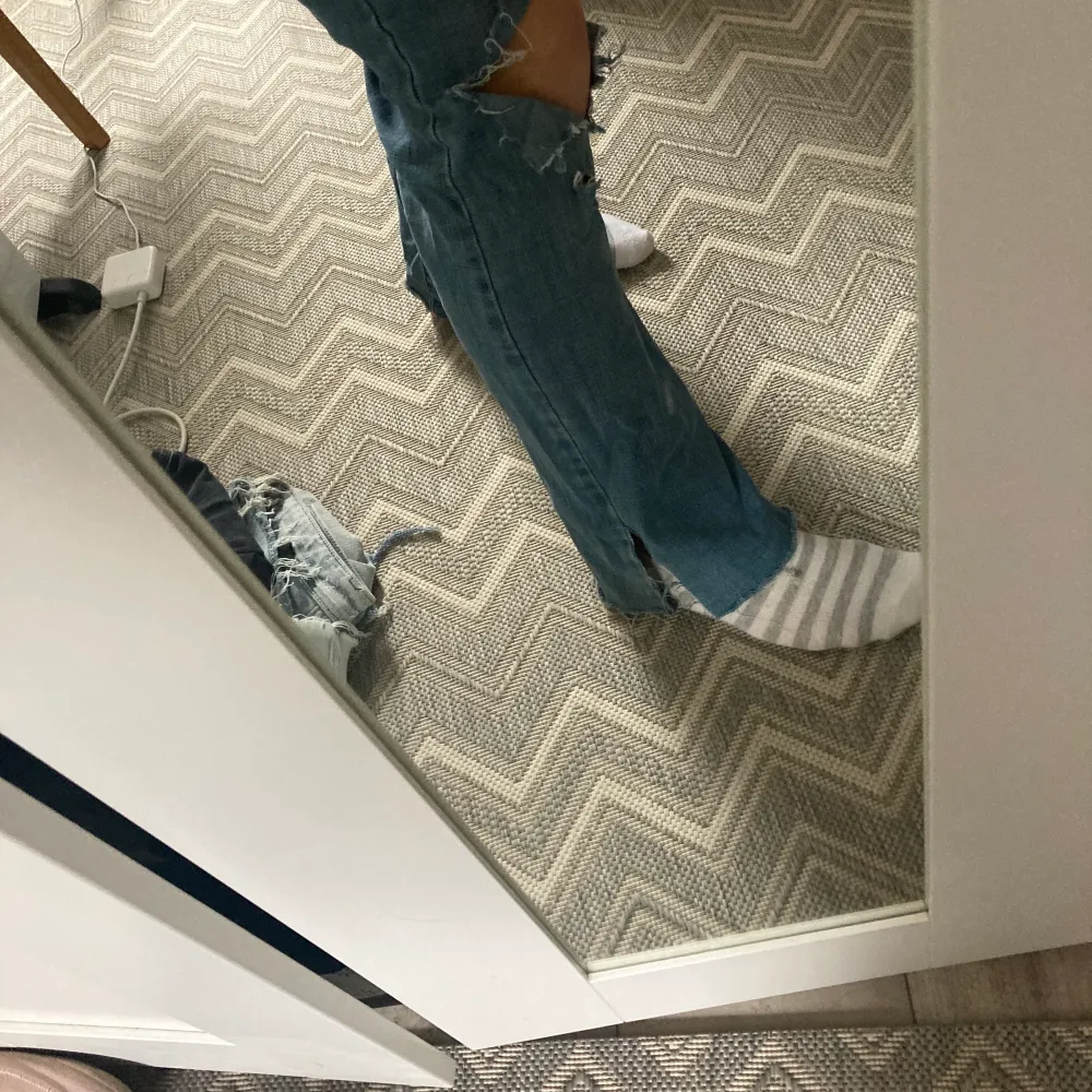 Säljer mina gamla Levis jeans som är såå stretchiga och sköna! Klippt hålen och slitsen sjölc men fortfarande så bra kvalité. Jag är 163 cm lång och de går ner till fötterna på mig! Passar mig som har 36 i jeans men är stretchiga så passar såklart större! Köpta för 500 en säljer för 180!💕 . Jeans & Byxor.