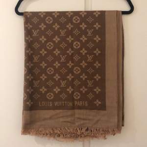 Oanvänd Louis Vuitton scarf 🤎 köpt i Indien, så förmodligen inte äkta. Men väldigt fin, den ser inte ”fake” ut på något sätt. Sjukt mjukt och lyxigt material, väldigt skön och mysig att ha på sig. Säljer pga inte riktigt min stil ☺️