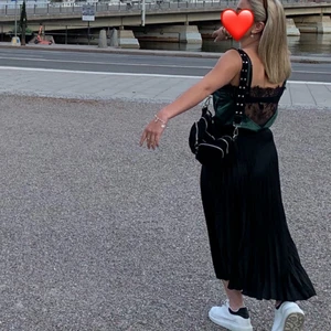 Noella väska  - Säljer min söt och trendiga väska, fint skick och perfekt storlek! Färg: Svart, Storlek: Liten                                    Kund står för frakt 💕 (63kr)