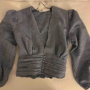  - Jättefin rutig blå ”blus” från ZARA 💙 Använd MAX 3 gånger! Storlek Medium men passar mig som vanligtvis bär Small 💫 190kr eller högsta bud ✨(frakt tillkommer) 