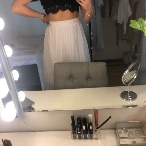 Söt kjol - Söt veckad kjol i vit, som nyskick🤍 Kan fraktas om köparen står för frakten