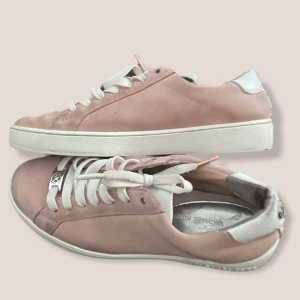 Michael kors skor - Jag säljer mina MK skor eftersom att jag inte riktigt använder dem. Ny pris är 1400kr men jag kan sälja för 600, pris kan diskuteras.