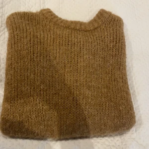 Stickad tröja från Mango - Stickad tröja från Mango i storlek S, dock väldigt stor så passar också en M. Aldrig använd, så i fint skick. 