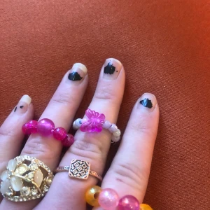 Ringar  - Det rosa med större pärlor på samt den med fjäril är hemmagjorda av ståltråd. 