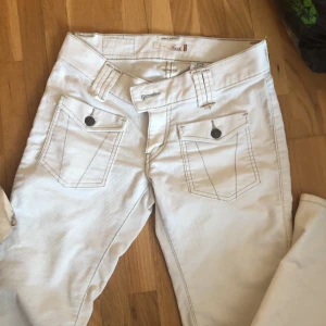 Levis lågmidjade jeans bootcut  - Återpublicerar pga oseriös köpare:( buda! Budgivning slutar 28/2       SÅÅÅ SNYGGA lågmidjade Levis jeans, bootcut... säljer för att de inte passar mig!! Pris kan diskuteras!!💜💜💜💜😍😍😍😍😍😍 frakt går på ca 65