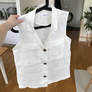 Vit Linnetopp från Mango - Söt vit topp / skjorta / väst i 100% linne från Mango