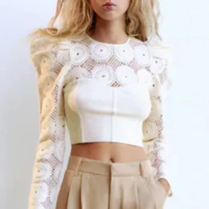 Stickad topp från zara strl S - En sjukt fin och eftertraktad blus från zara. Så fint mönster och modell men som tyvärr inte passar på mig! Frakt tillkommer!