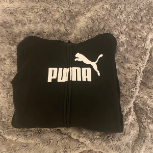 Puma kofta  - Helt felfri inga slitage eller liknande precis som ny. Storlek XS passar mig som är S också. Nypris: 400                                                          Frakt 📦: 66kr (spårbar) 💞