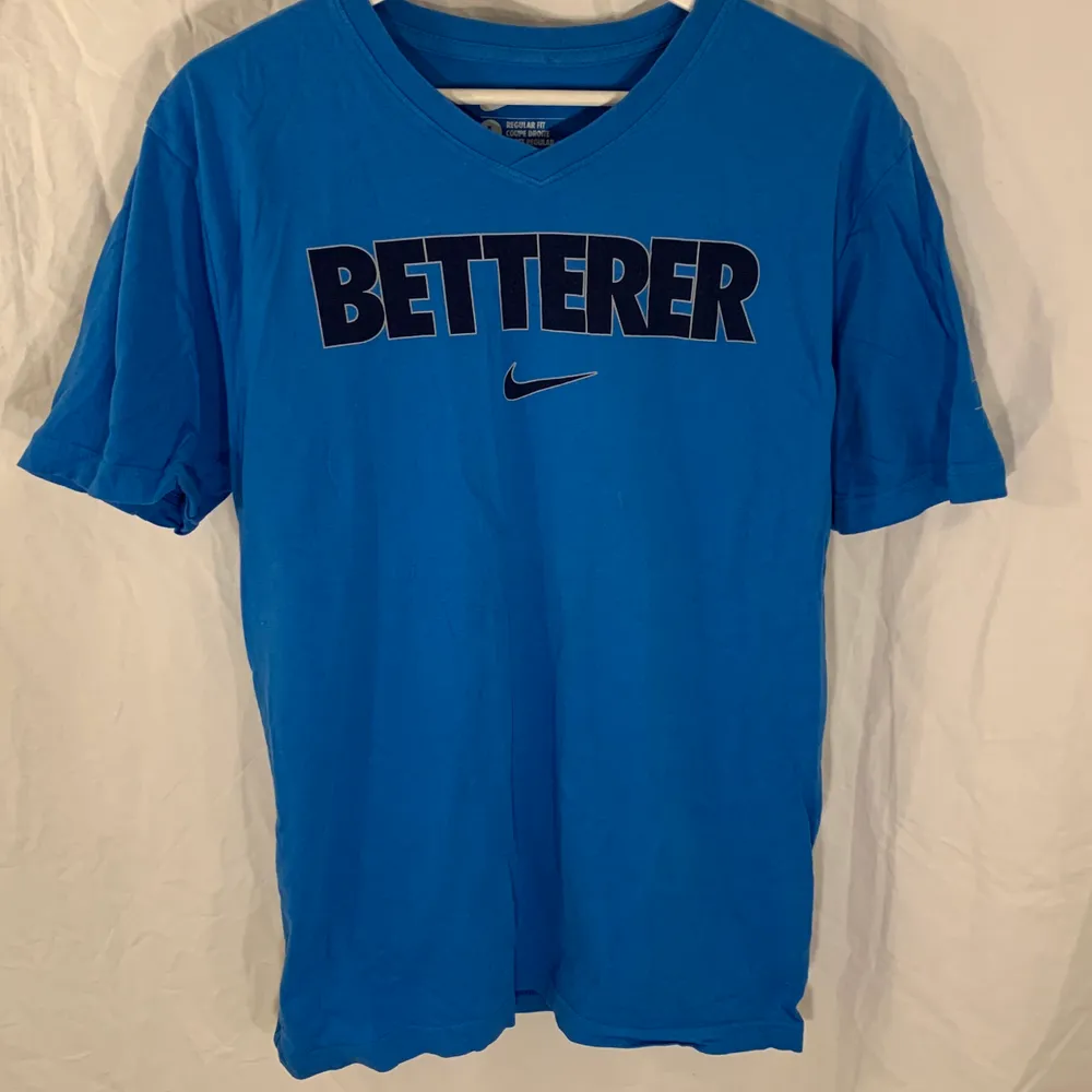 Blå t-shirt från Nike. Fint skick. . T-shirts.