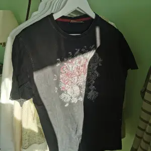 Tshirt i urtvättad svart med tryck fram. Köpt på en vintage butik 
