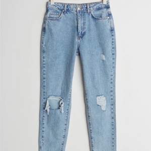 Säljer dessa mom jeans ifrån Gina tricot med hål.                  Köpte dem för 500 kr och säljer för 100 kr + frakt 