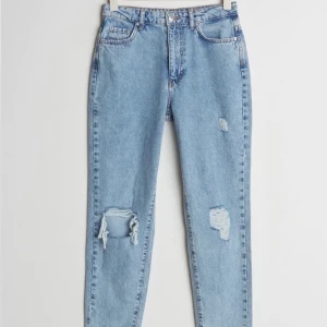 Gina tricot jeans  - Säljer dessa mom jeans ifrån Gina tricot med hål.                  Köpte dem för 500 kr och säljer för 100 kr + frakt 