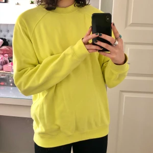 lime sweatshirt  - lime grön/gul sweatshirt från carlings, mycket fint skick!!💚 säljer pga inte riktigt min stil (pris: 100kr exkl frakt, 166kr inkl frakt)