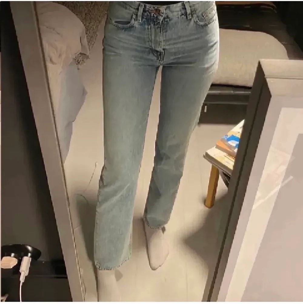 Säljer dessa snygga raka jeans från AVAVAV Firenze. Köpta för 2200 kr, mitt pris 550 kr. Storlek 25. Endast använda en gång. Då jag hade velat ha de längre i benen kmr de tyvärr inte till användning. Jag är 173 cm lång. Kan mötas upp i Sthlm annars står köparen för frakten (66kr). Jeans & Byxor.