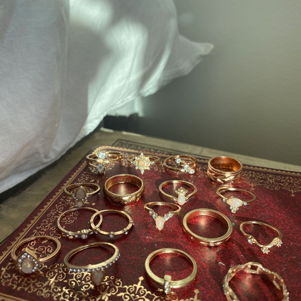 Guldfärgade ringar och örhängen, helt oanvända. 4st för 95, 10st för 200 💕 . Accessoarer.