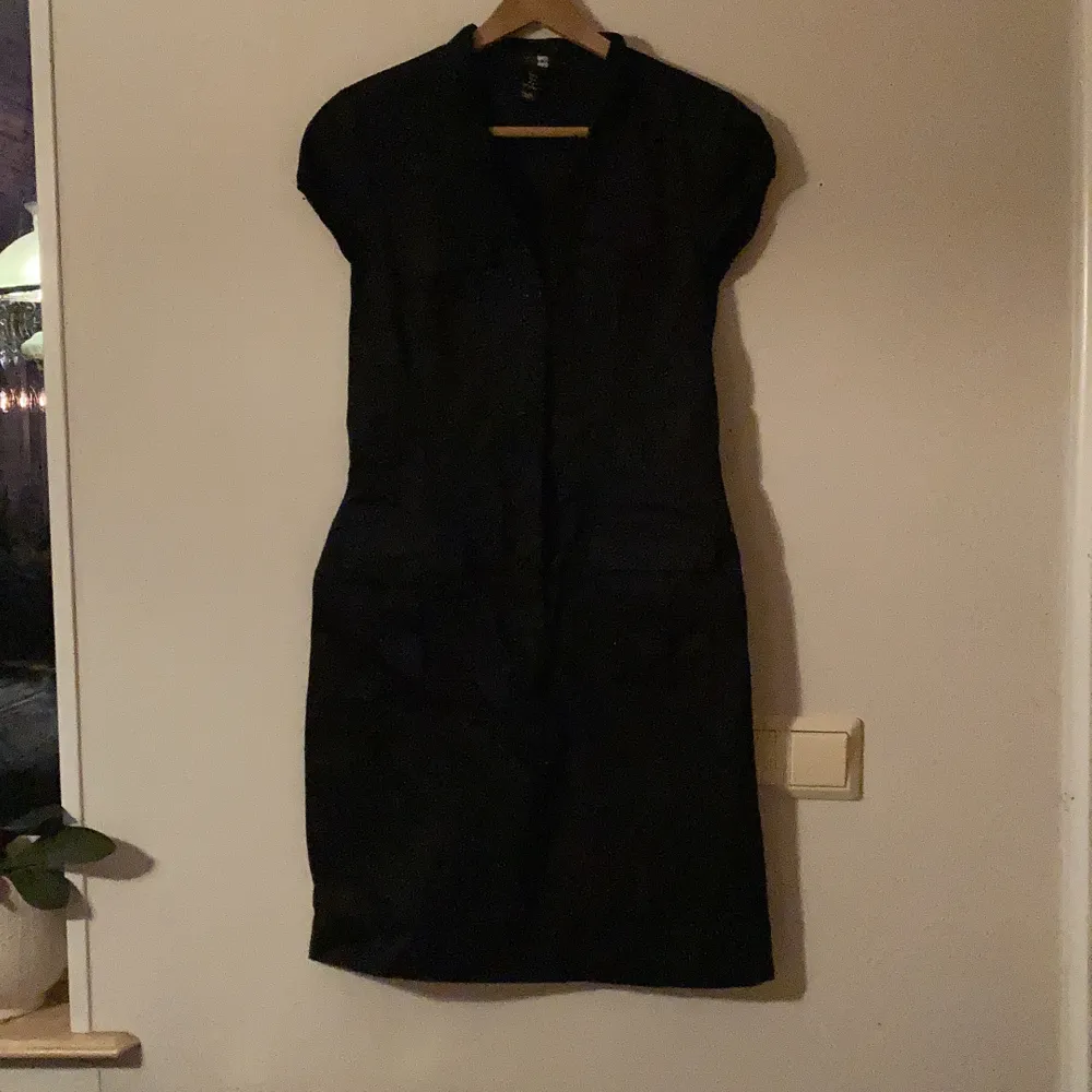 Skjortklänning från h&m , svart . Klänningar.